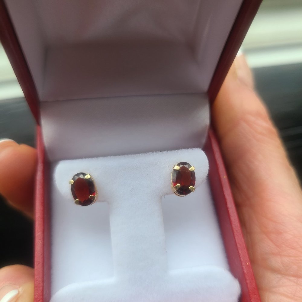14kt gold Garnet earrings